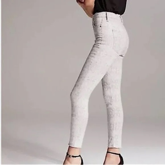 Aritzia Denim Forum Lola High Rise Skinny Crop Jeans White Snake Print - Sz 27 - Picture 2 of 16